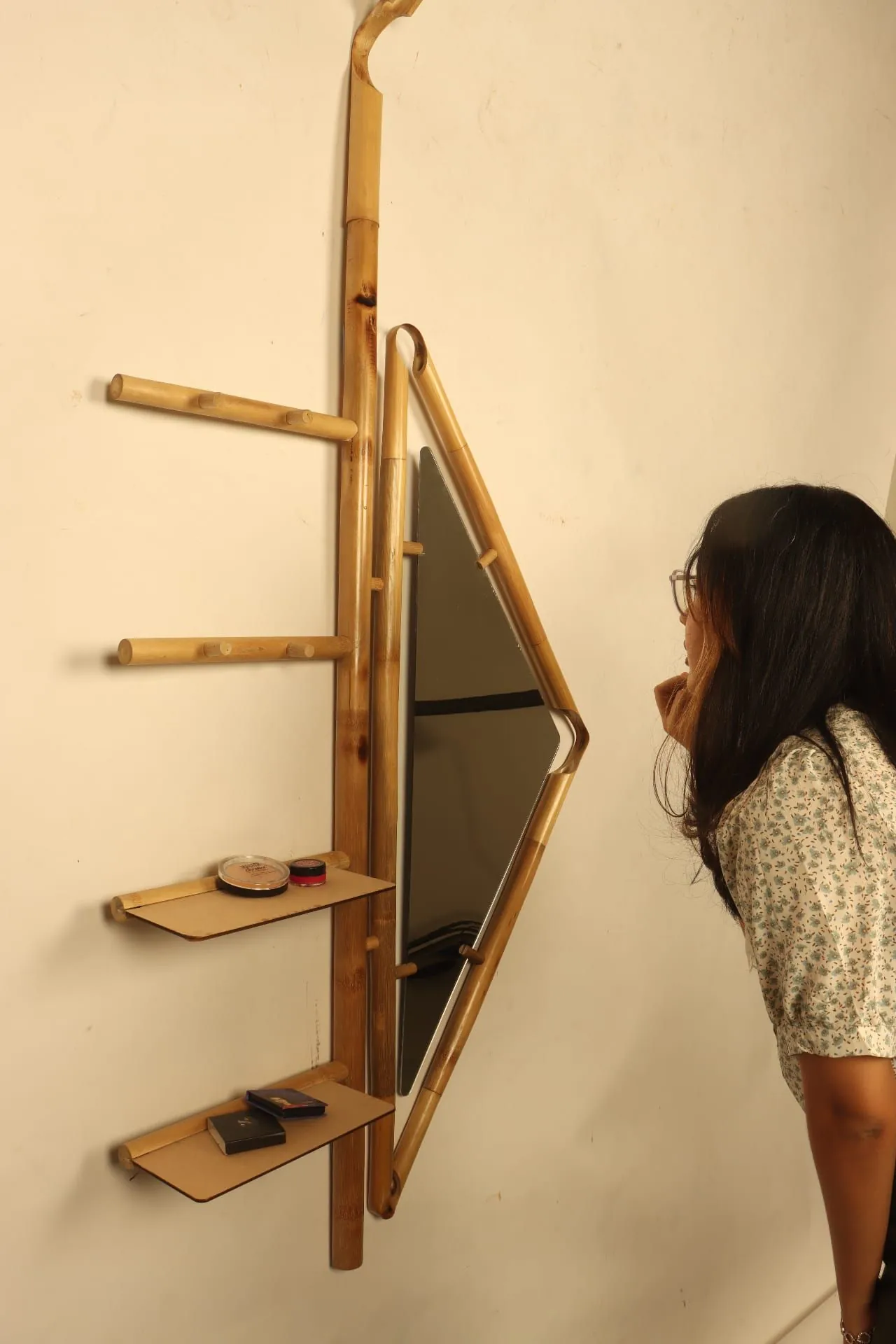 User using Darpana mirror